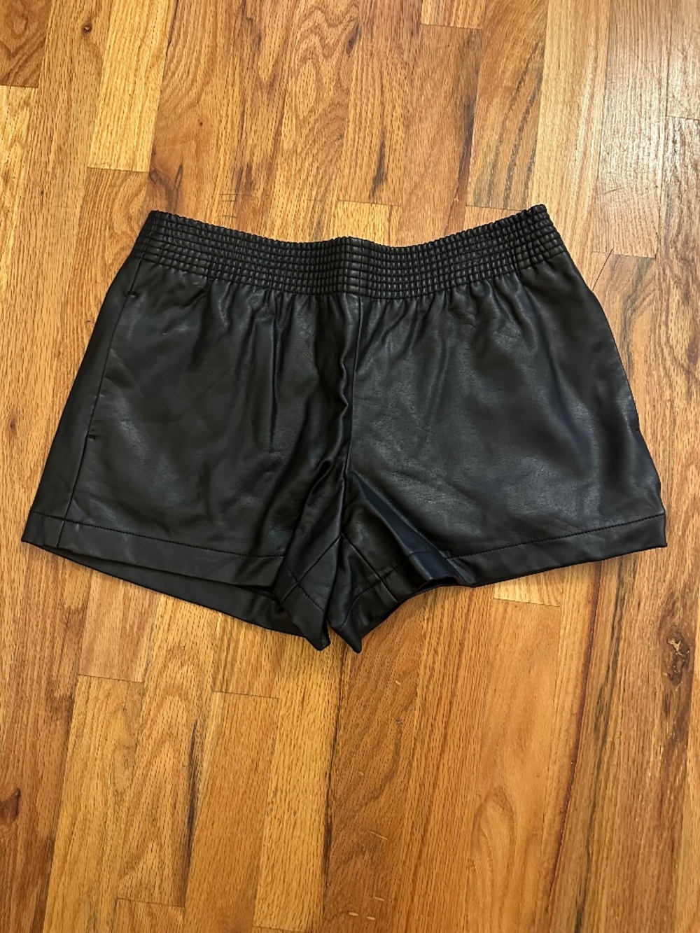 Club Monaco Size 2 Black Faux Leather Shorts Elastic Waist High Rise Vegan Leath